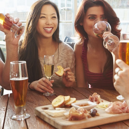 Amigos desfrutando tapas em um terraço