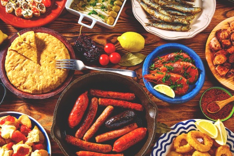 Verschiedene typische Gerichte der spanischen Küche