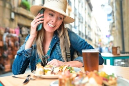 Turisti che gustano tapas in Spagna