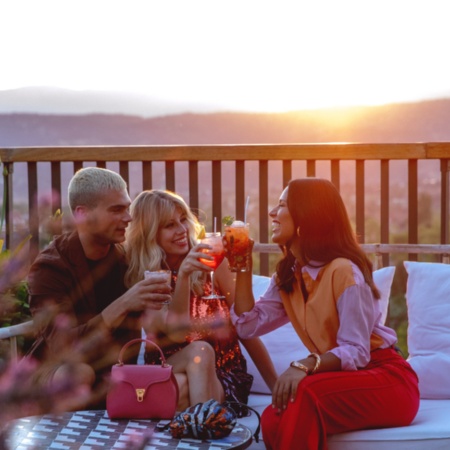 Personas disfrutando del atardecer durante la Late Shopping Night en Las Rozas Village