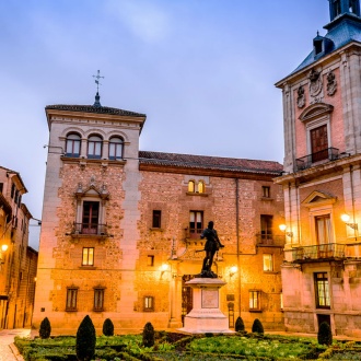 Budynki Casa de la Villa i Casa de Cisneros. Madryt