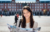 Junge Frau auf dem Plaza Mayor in Madrid