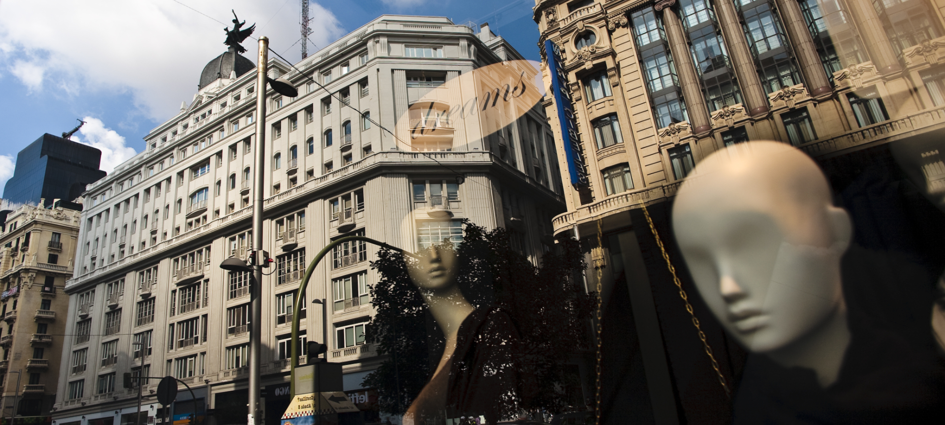 Spiegelbild des Schaufensters eines Luxusgeschäfts in Madrid Spiegelbild des Schaufensters eines Luxusgeschäfts in Madrid