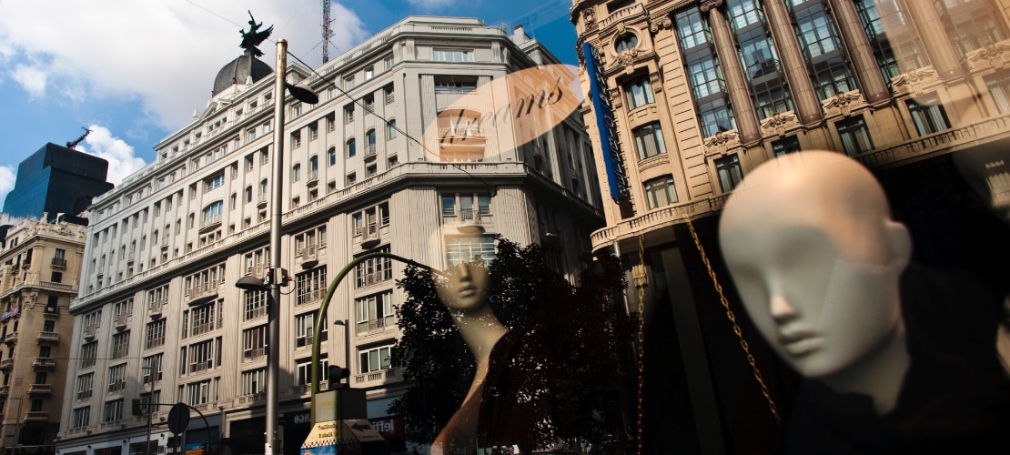 Spiegelbild im Schaufenster eines Luxusgeschäfts in Madrid
