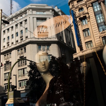 Reflexo de expositor em loja de luxo de Madri