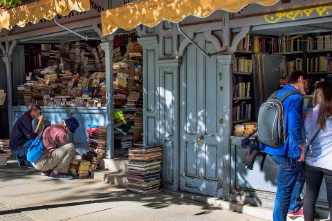 Vue sur les kiosques de la Cuesta Moyano à Madrid