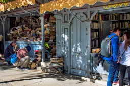 Vue sur les kiosques de la Cuesta Moyano à Madrid