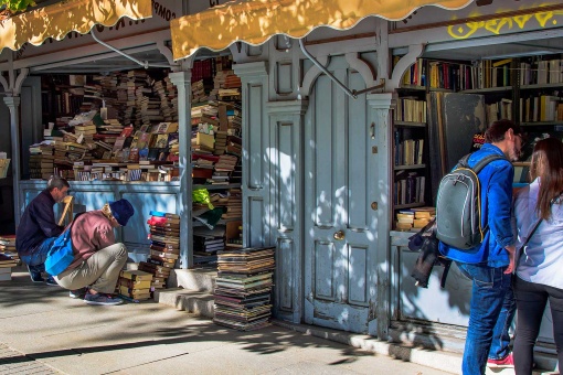 Blick auf die Buchstände an der Cuesta Moyano in Madrid
