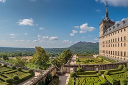 "Jardins de l'Escurial (région de Madrid) avec le mont Abantos en toile de fond "
