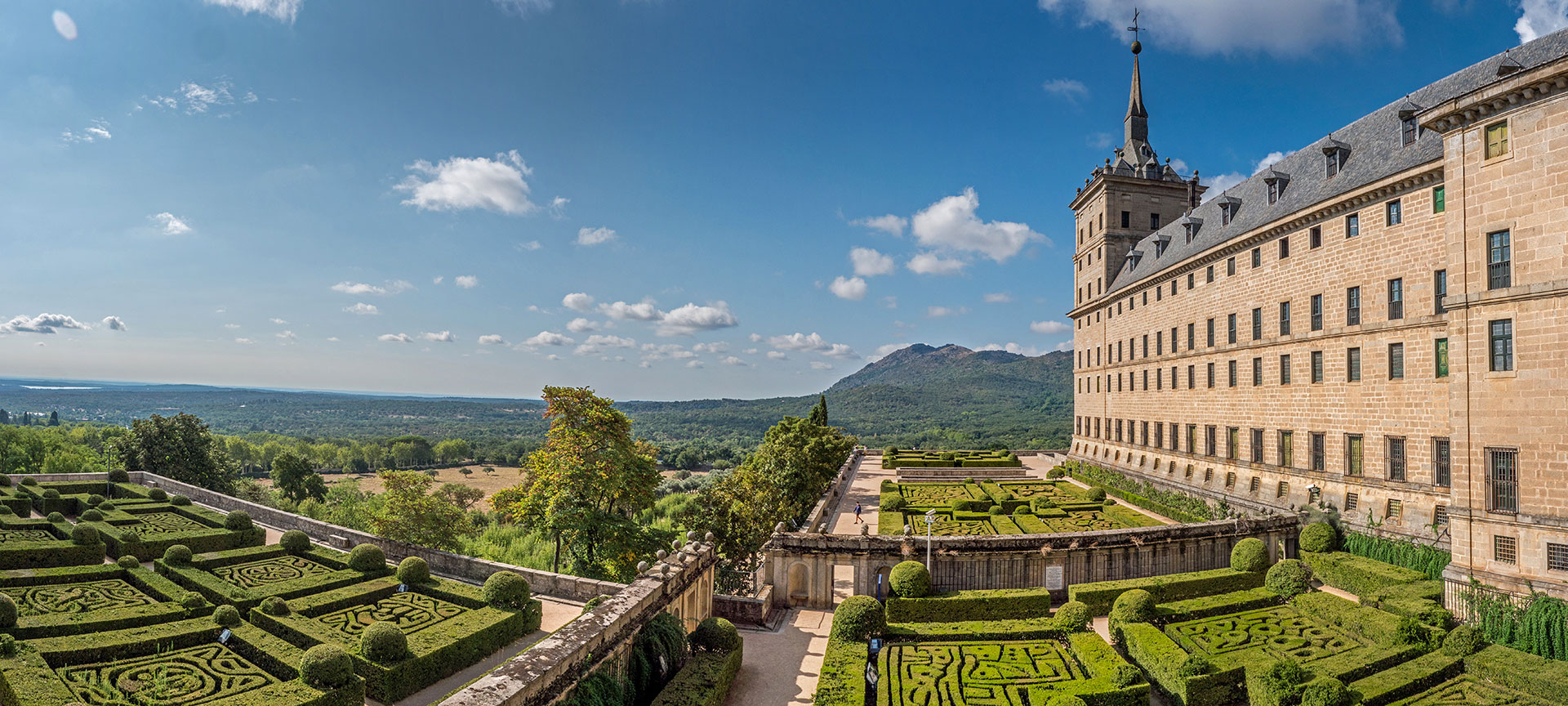 "Jardines de El Escorial (Comunidad de Madrid), con el Monte Abantos al fondo " "Jardines de El Escorial (Comunidad de Madrid), con el Monte Abantos al fondo "