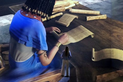Turista nella mostra immersiva su Cleopatra