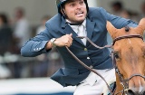 Cavalo e jóquei em uma corrida no hipódromo de Madri