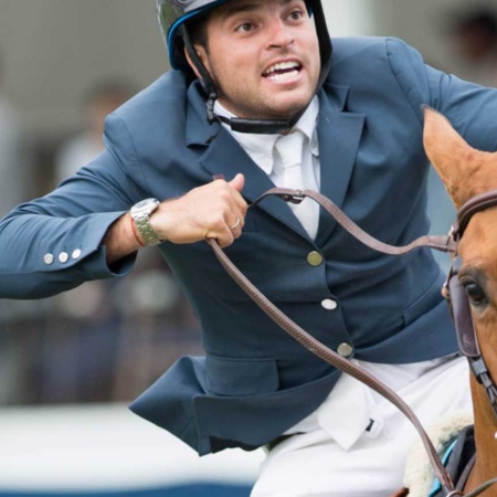 Cavalo e jóquei em uma corrida no hipódromo de Madri