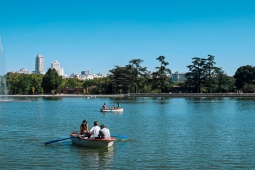 マドリードのカサ・デ・カンポの湖