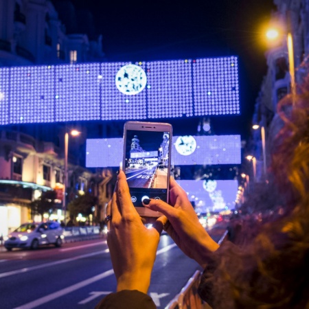 Oświetlenie bożonarodzeniowe na ulicy Gran Vía w Madrycie