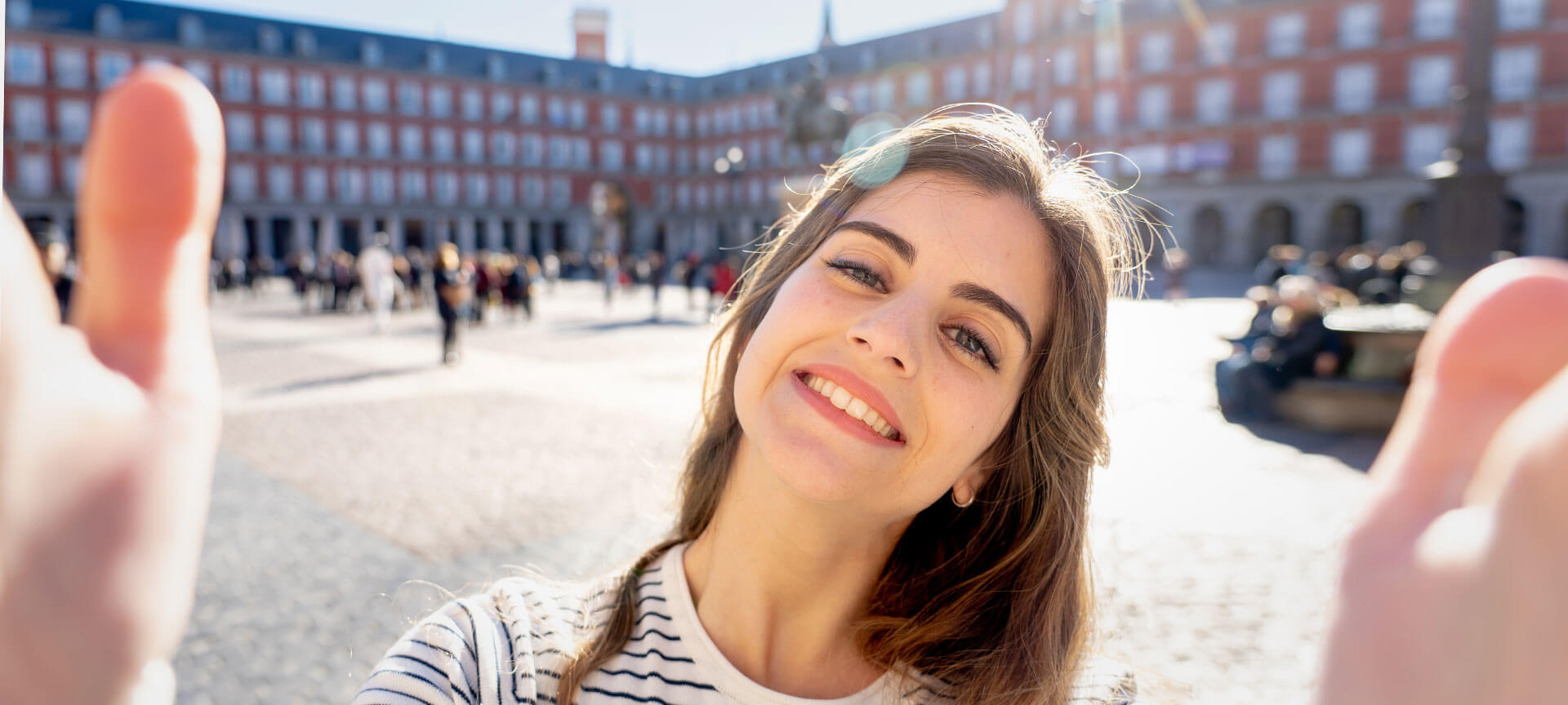Un touriste sur la Plaza Mayor de Madrid Un touriste sur la Plaza Mayor de Madrid