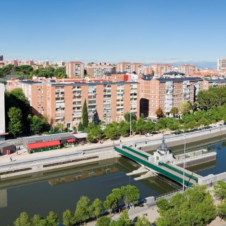 Panoramablick auf einen Teil von Madrid Río