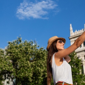 Turista haciéndose un selfie en la plaza Cibeles de Madrid Turista haciéndose un selfie en la plaza Cibeles de Madrid