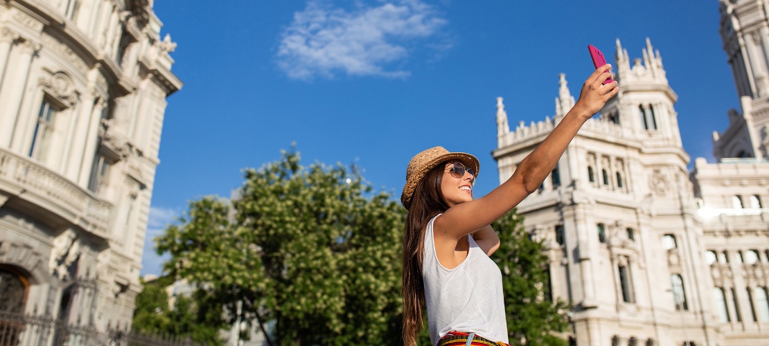 マドリードのシベレス広場で自撮りしている観光客