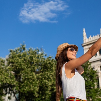マドリードのシベレス広場で自撮りしている観光客