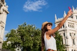 Turista che si fa un selfie in Plaza Cibeles a Madrid
