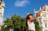 Turista haciéndose un selfie en la plaza Cibeles de Madrid