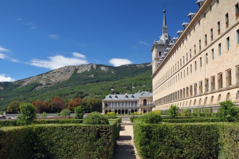 Widok na Monte Abantos z ogrodów klasztoru El Escorial