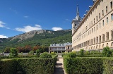 Widok na Monte Abantos z ogrodów klasztoru El Escorial