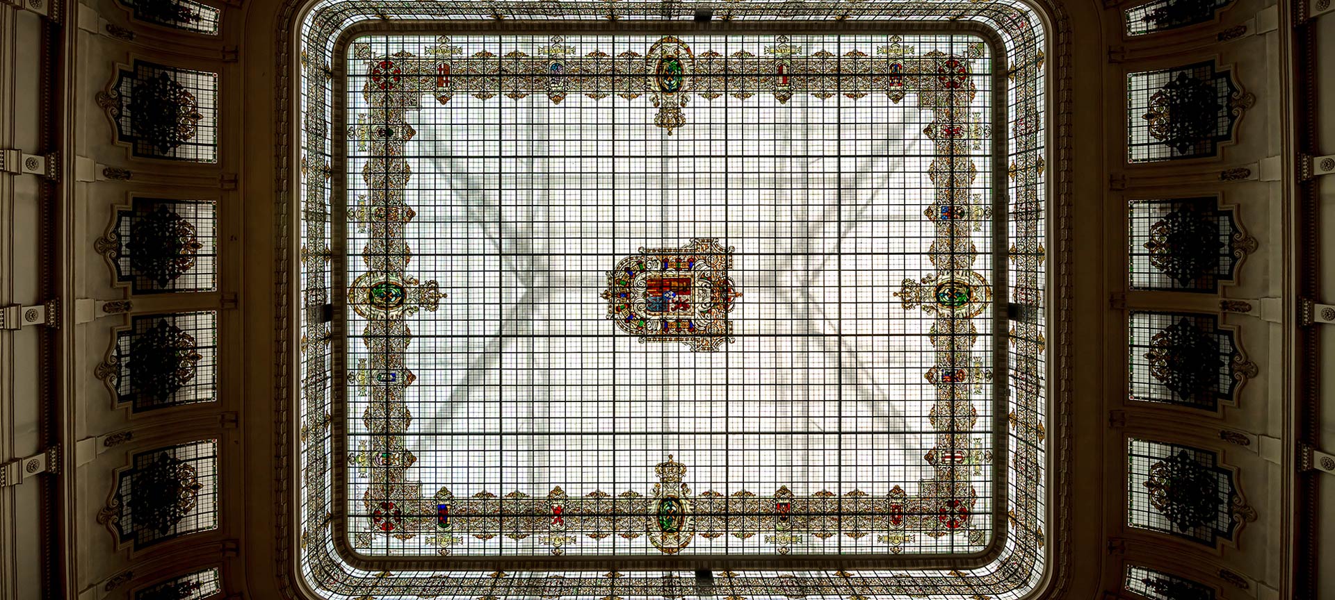 Vidriera superior del patio central. Museo Geominero Vidriera superior del patio central. Museo Geominero