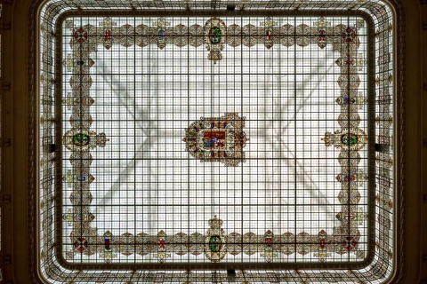 Vidriera superior del patio central. Museo Geominero