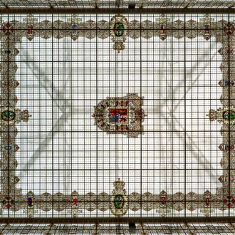 Vidriera superior del patio central. Museo Geominero