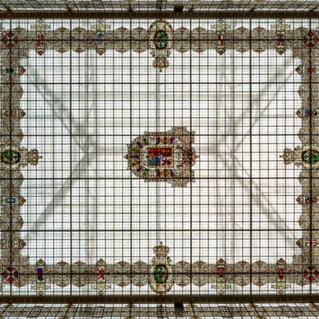 Oberes Glaswerk des zentralen Innenhofs. Museum für Geologie und Bergbau