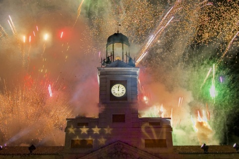 Silvester auf dem Platz Puerta del Sol in Madrid