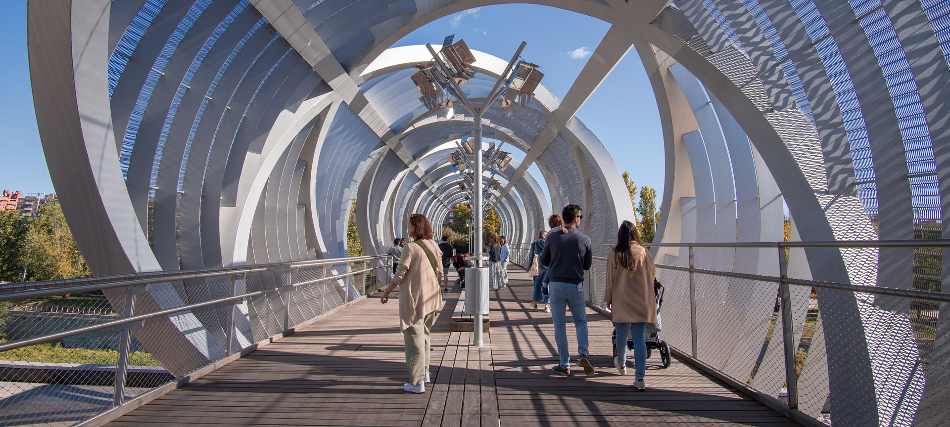 Turyści na Puente Monumental de Arganzuela
