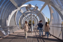 Туристы на мосту Аргансуэла