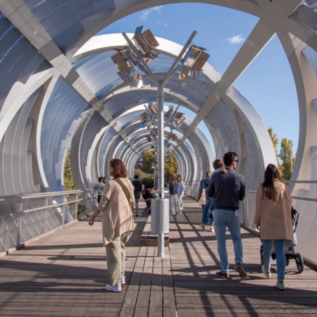 Turyści na Puente Monumental de Arganzuela