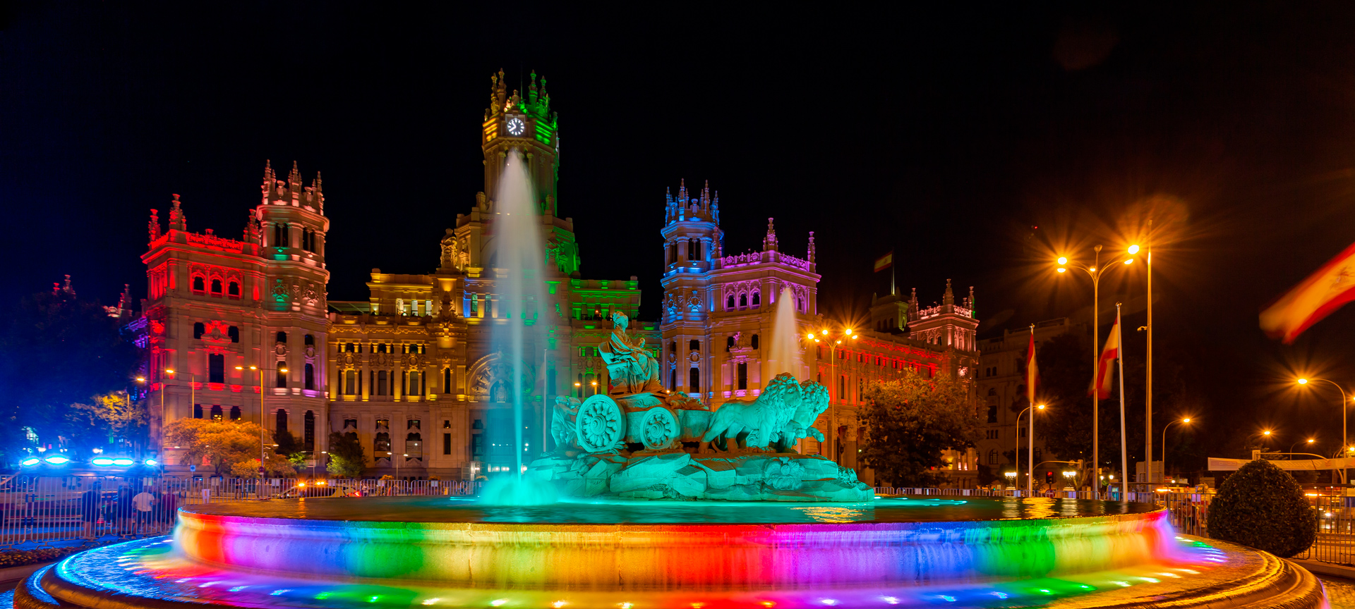Plaza Cibeles illuminata in occasione dell'Orgoglio di Madrid (MADO), Comunità di Madrid Plaza Cibeles illuminata in occasione dell'Orgoglio di Madrid (MADO), Comunità di Madrid