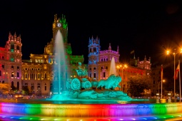 Plaza Cibeles illuminata in occasione dell'Orgoglio di Madrid (MADO), Comunità di Madrid