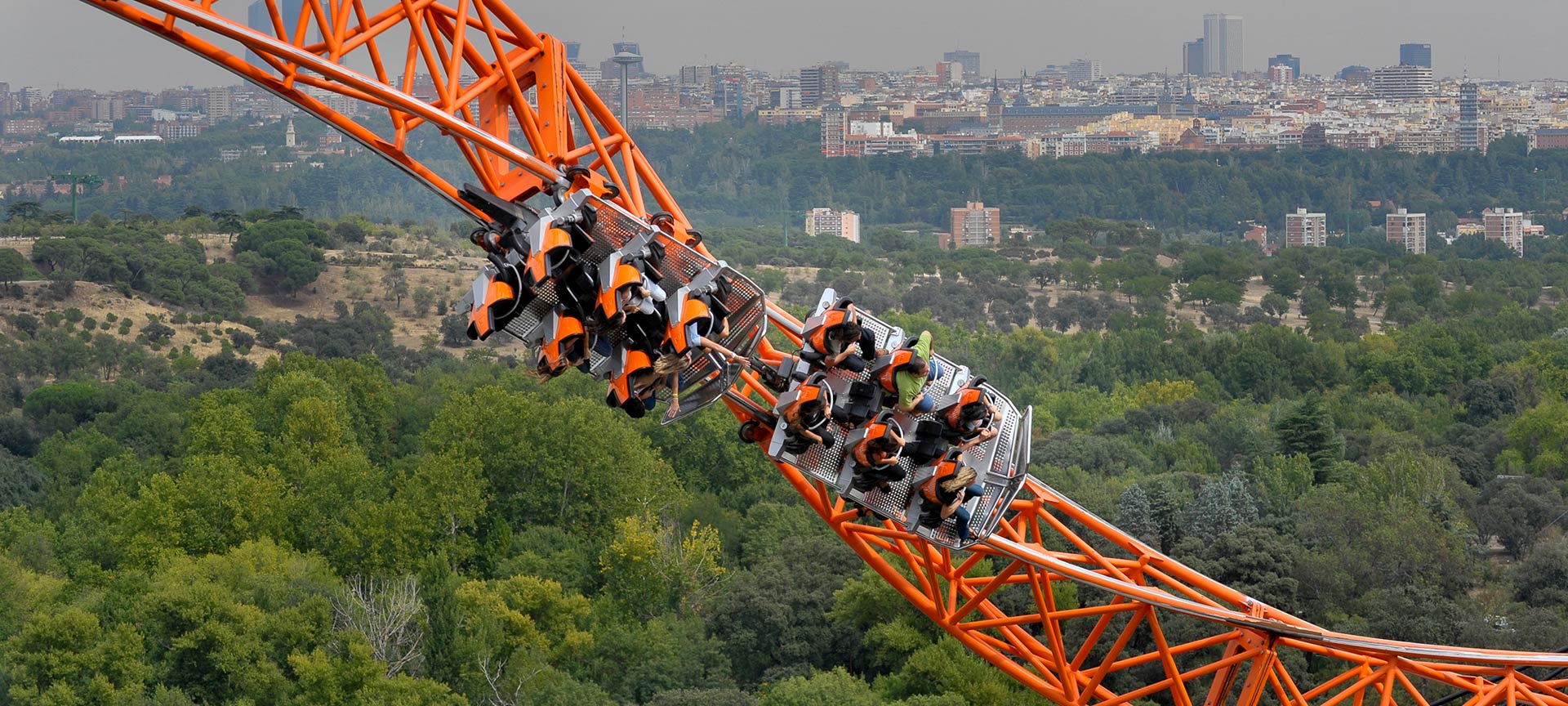Аттракцион в парке аттракционов в Мадриде.
