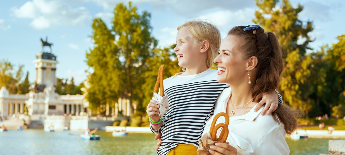 Mutter und Tochter kosten Churros im Retiro-Park in Madrid, Region Madrid