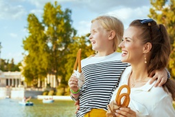 Mamma e figlia mentre mangiano churros al Parco del Retiro di Madrid, Comunità di Madrid