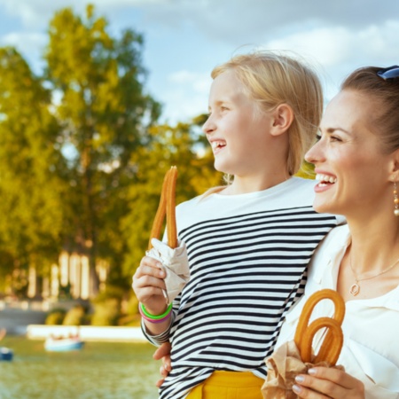 Mutter und Tochter kosten Churros im Retiro-Park in Madrid, Region Madrid