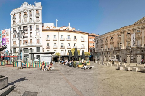 Statue de Lorca et <i>Teatro Español</i> sur la place Santa Ana. Quartier de Las Letras. Madrid
