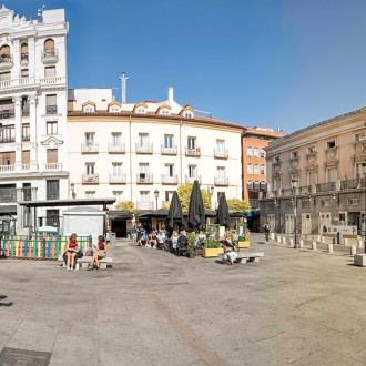 Estátua de Lorca e Teatro Espanhol na Praça de Santa Ana. Bairro de Las Letras. Madri