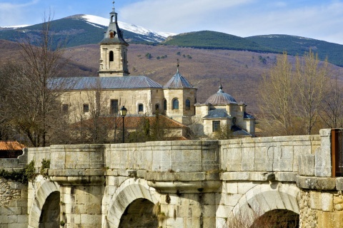 El puente del Perdón frente al Monasterio de Santa María de El Paular, en Rascafría (Madrid)