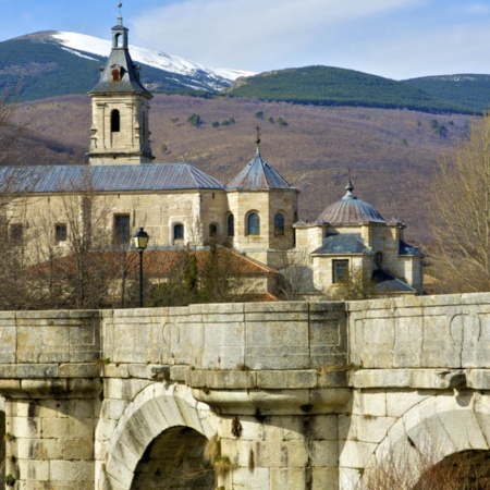 A ponte do Perdão em frente ao Mosteiro de Santa María de El Paular, em Rascafría (Madri)