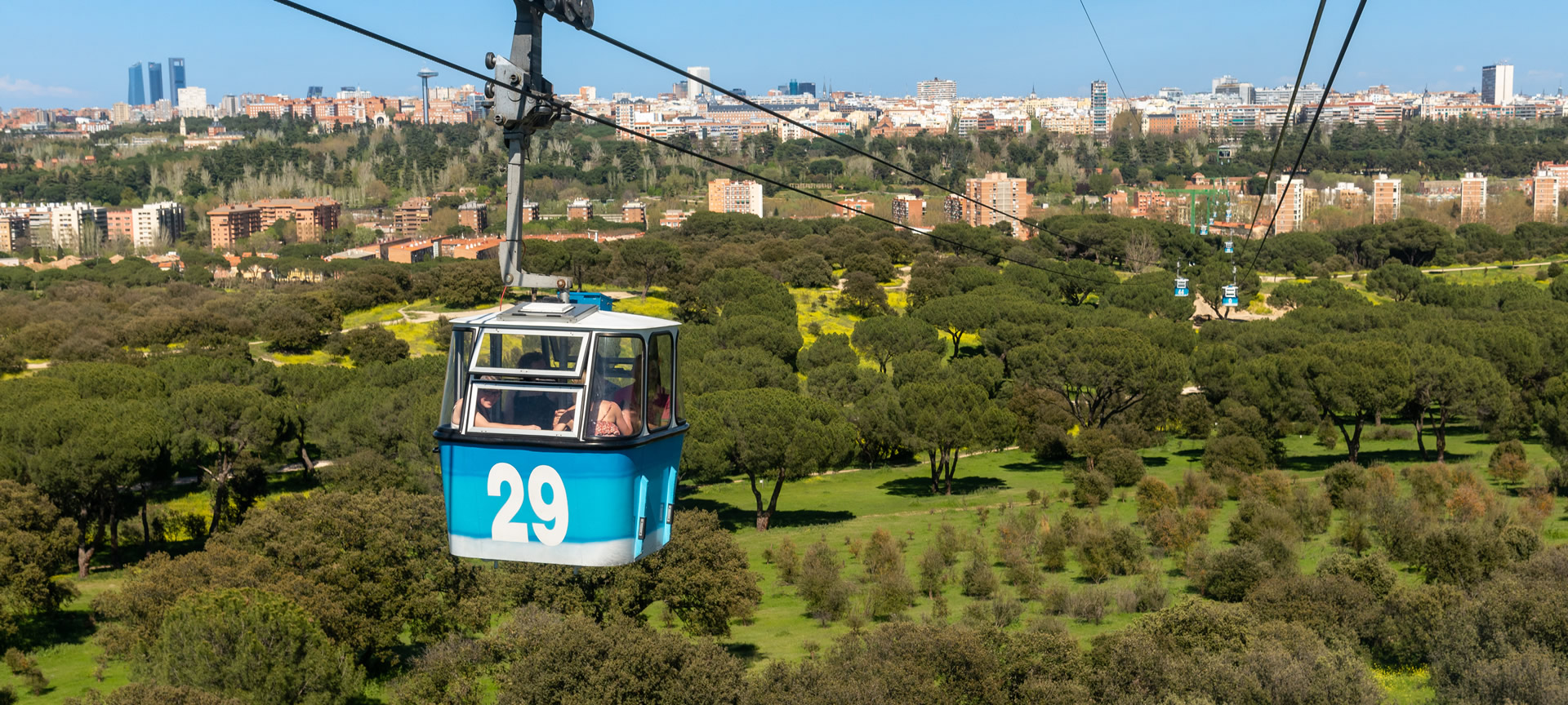 Teleférico cruzando la Casa de Campo de Madrid Teleférico cruzando la Casa de Campo de Madrid