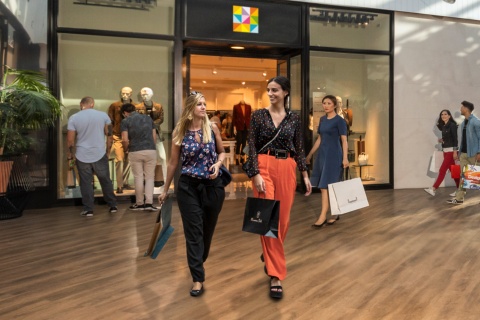 Turyści w The Style Outlets w Las Rozas, Wspólnota Madrytu