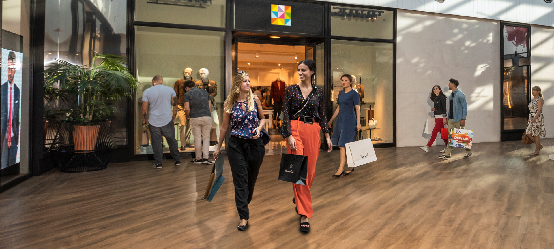 Turyści w The Style Outlets w Las Rozas, Wspólnota Madrytu Turyści w The Style Outlets w Las Rozas, Wspólnota Madrytu