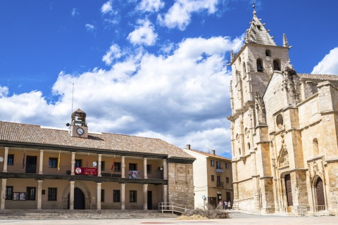 Hôtel de ville et église Magdalena de Torrelaguna (région de Madrid)